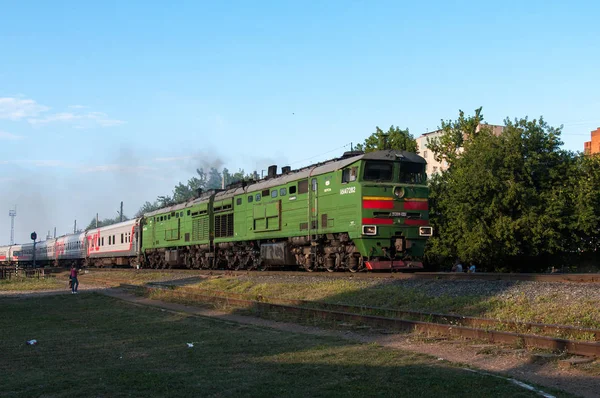 Locomotora diesel 2TE10M-0364 está saliendo de la estación Cheboksary —  Fotos de Stock