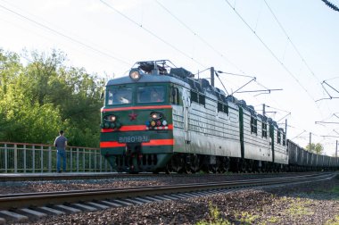 Geçerli iki bölüm elektrikli lokomotif Vl80s-931 dur platformu ek Bölüm A lokomotif Vl80s-1148 ile dönüşümlü olarak kargo 143 km