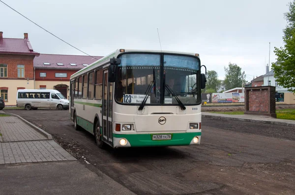 O ônibus LiAZ-5256.36-01 na rua Seredskaya da aldeia de Vyatskoe — Fotografia de Stock