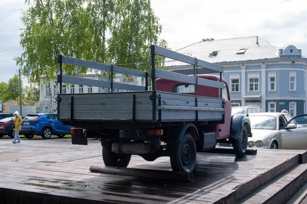 El coche Framo V901 / 2 en la calle soviética del pueblo de Vyatskoe —  Fotos de Stock