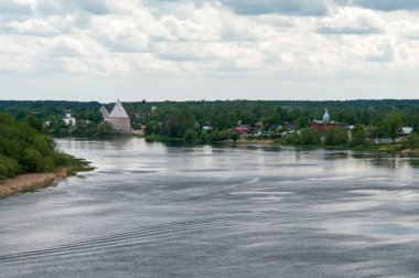 Volkhov nehir ve Staraya Ladoga Köyü, görüntülemek kehanet Oleg tepeden