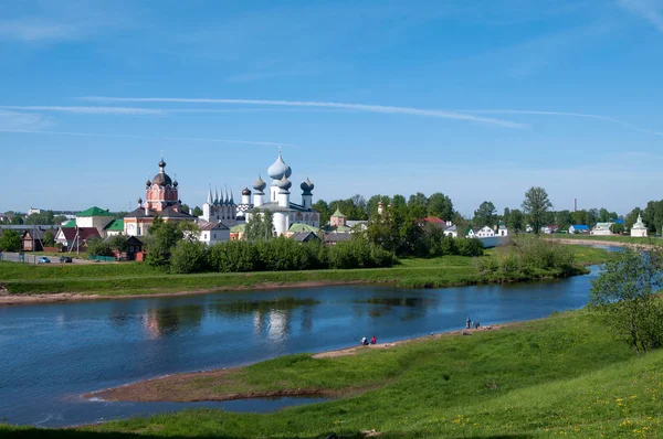 Uitzicht op het klooster van Tichvin veronderstelling en de rivier Tikhvinka — Stockfoto