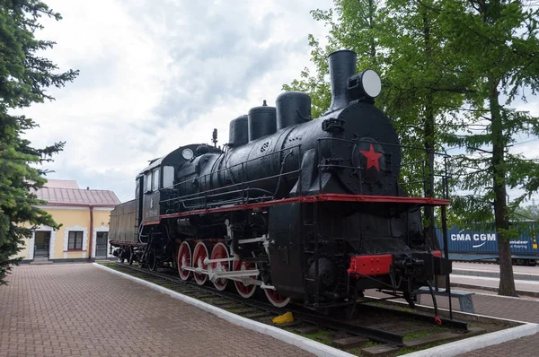 La locomotora de vapor-monumento Eu708-64 en Volkhovstroy-1 estación — Foto de Stock