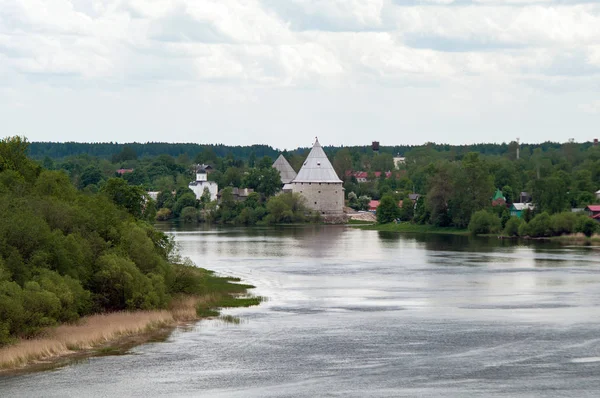 O rio Volkhov e a aldeia de Staraya Ladoga, vista da colina de Oleg profético — Fotografia de Stock