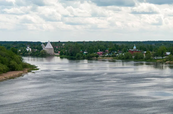 De rivier de Volchov en het dorp van Staraya Ladoga, uitzicht vanaf de heuvel van profetische Oleg — Stockfoto