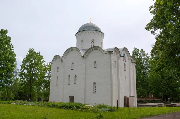 Katedralen for den hellige antakelse i landsbyen Staraja Ladoga – stockfoto