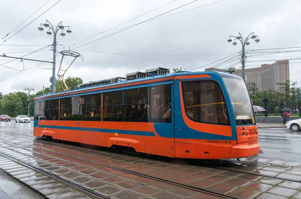 Трамвай KTM 71-623-02 No. 2629 на станции метро "ВДНХ" в Москве — стоковое фото
