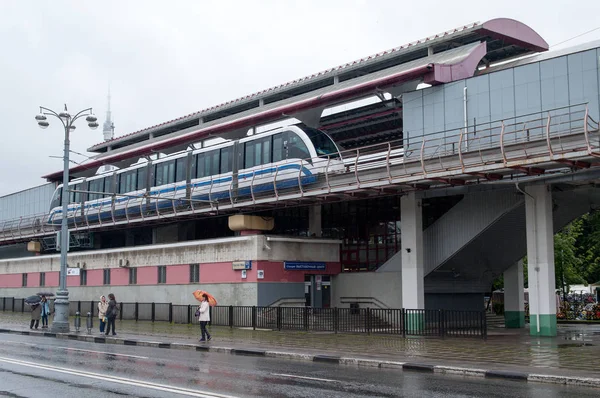 Monorail tåget Eps nr 07 vid stationen ”Exhibition center” i Moskva — Stockfoto