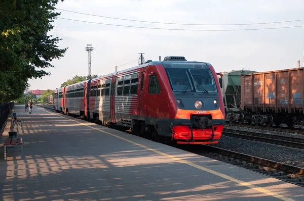 Diesel meerdere eenheden trainen Ra2-027 op Cheboksary SNCF-station Rechtenvrije Stockfoto's