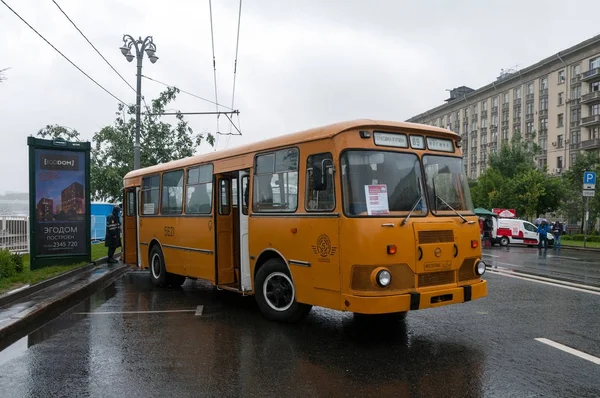 フルンゼ堤防のモスクワ輸送の日のお祝い中に展覧会で市バス Liaz 677 モスクワ ロシア連邦 2017 — ストック写真