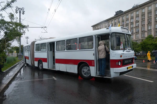 Autobús Articulado Ikarus 180 Exposición Sobre Terraplén Frunze Durante Celebración — Foto de Stock