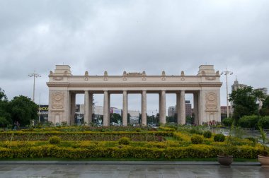 Ana giriş ve Gorki Park Lenin meydanda'Arch. Moscow, Rusya Federasyonu, 08 Temmuz 2017