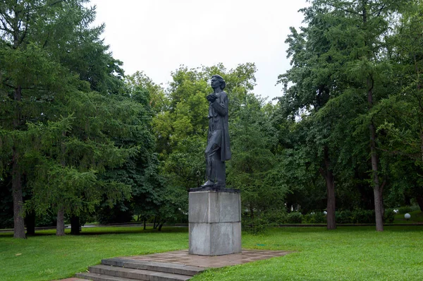 ゴーリキー公園でマクシム ゴーリキー記念碑 モスクワ ロシア連邦 2017 — ストック写真