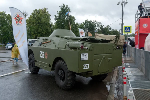 Streifenwagen Brdm Auf Der Ausstellung Vor Dem Haupteingang Des Vdnh — Stockfoto