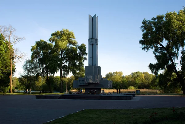 Памятник Героям Комсомола Погибшим Штурме Кенигсберга Южном Парке Бывшее Название — стоковое фото