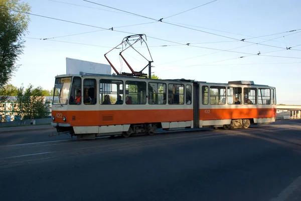 Straßenbahnwagen Kt4Su Fährt Von Der Hochbrücke Auf Der Oktoberstraße Kaliningrad — Stockfoto