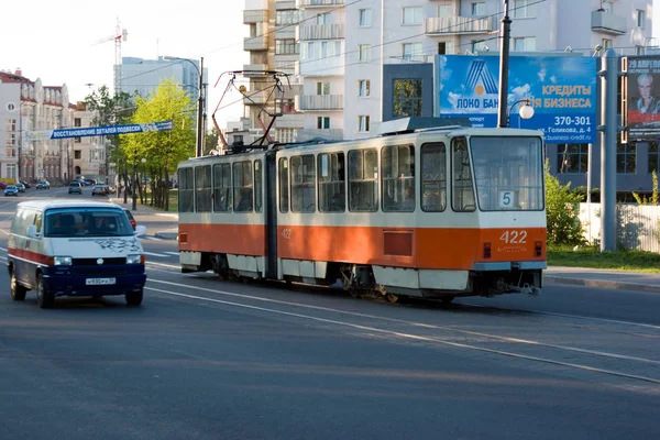 Straßenbahnwagen Tatra Kt4Su Bewegt Sich Auf Der Oktoberstraße Richtung Zentrum — Stockfoto
