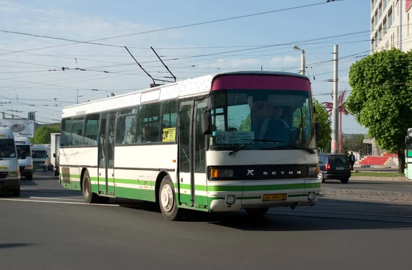 郊区公共汽车 Setra S215Sl 在列宁大道附近酒店 加里宁格勒 俄罗斯联邦 2008年5月10日 — 图库照片