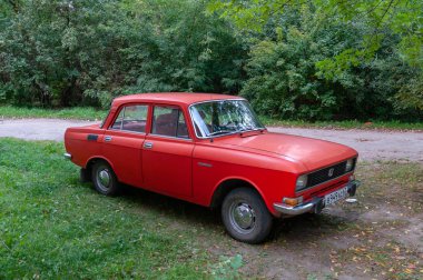 Araç Moskvich-2140 Krasnoarmeyskoye Shosse, Vyazma, Smolensk bölgesi, Rusya Federasyonu 11 Eylül 2018 avlusunda.