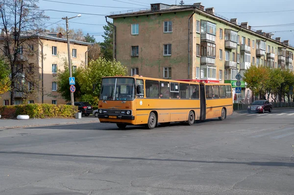 Městský Autobus Ikarus 280 Dzeržinského Ulici Sněžiněv Čeljabinský Kraj Ruská — Stock fotografie