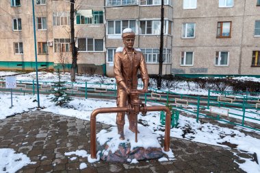 Meydandaki tesisatçı anıtı 