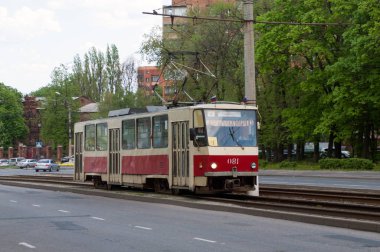 Tramvay Tatra T6b5 Perekalsky Caddesi, Kursk, Kursk bölgesi, Rusya Federasyonu, Mayıs 09, 2016