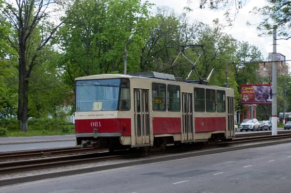 俄罗斯联邦库尔斯克地区库尔斯克Perekalsky街上的Tram Tatra T6B5 2016年5月9日 — 图库照片