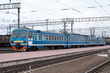 Güney Ural Demiryolu Orsk, Orsk, Orenburg bölgesi, Rusya Federasyonu 'nda 16 Eylül 2015' te Ed9 m-0215 numaralı tren alternatif elektrik üniteleri.
