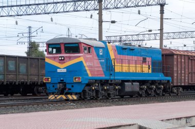 Güney Ural Demiryolu Orsk, Orsk, Orenburg Bölgesi, Rusya Federasyonu, 16 Eylül 2015 Tren İstasyonu 2te10mk-Kn-0092 ana hatlı dizel lokomotifi Bölüm A