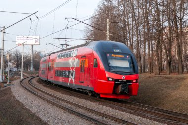Dc Emu treni Esh2-004 Moskva-Butyrskaya - Moskova Demiryolunun Beskudnikovo uzantısı, Moskova, Rusya Federasyonu, 24 Kasım 2019