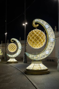 13 Aralık 2019 'da Vdnkh, Moskova, Rusya Federasyonu' nun ana girişindeki meydanda yılbaşı ve Noel hafif heykelleri