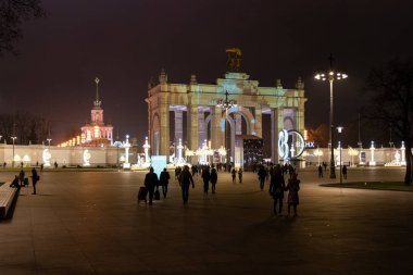 Rusya Federasyonu 'nun 13 Aralık 2019 tarihli Vdnkh, Moskova, Rusya Federasyonu' nun ana girişinin kare ve şenlikli aydınlatmasında Yeni Yıl ve Noel hafif heykelleri