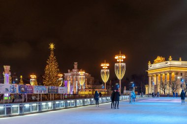 Vdnkh buz pateni pisti ve 13 Aralık 2019 'da Moskova, Vdnkh Halk Dostluk Meydanı' nda yeni yıl ve Noel süslemeleri.