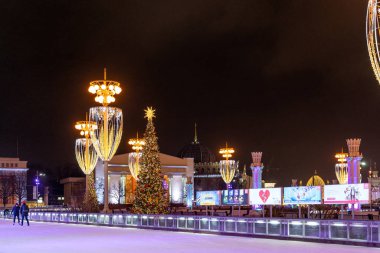 Vdnkh buz pateni pisti ve 13 Aralık 2019 'da Moskova, Vdnkh Halk Dostluk Meydanı' nda yeni yıl ve Noel süslemeleri.