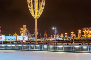 Vdnkh buz pateni pisti ve 13 Aralık 2019 'da Moskova, Vdnkh Halk Dostluk Meydanı' nda yeni yıl ve Noel süslemeleri.