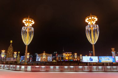 Vdnkh buz pateni pisti ve 13 Aralık 2019 'da Moskova, Vdnkh Halk Dostluk Meydanı' nda yeni yıl ve Noel süslemeleri.