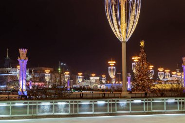 Vdnkh, Moskova, Rusya Federasyonu 'ndaki Halkların Dostluk Meydanı' nda Yeni Yıl ve Noel süsleri, 13 Aralık 2019
