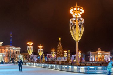 Vdnkh buz pateni pisti ve 13 Aralık 2019 'da Moskova, Vdnkh Halk Dostluk Meydanı' nda yeni yıl ve Noel süslemeleri.