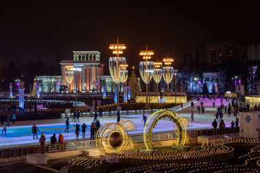 Vdnkh buz pateni pisti ve 13 Aralık 2019 'da Moskova, Vdnkh Halk Dostluk Meydanı' nda yeni yıl ve Noel süslemeleri.