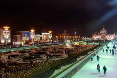 Vdnkh buz pateni pisti ve Vdnkh, Moskova, Rusya Federasyonu 'nun merkez caddesinde yeni yıl ve Noel süslemeleri, 13 Aralık 2019