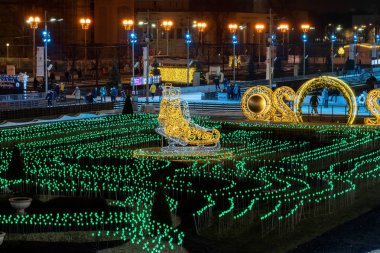 Vdnkh buz pateni pisti ve Vdnkh, Moskova, Rusya Federasyonu 'nun merkez caddesinde yeni yıl ve Noel süslemeleri, 13 Aralık 2019