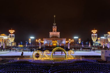 Vdnkh buz pateni pisti ve Vdnkh, Moskova, Rusya Federasyonu 'nun merkez caddesinde yeni yıl ve Noel süslemeleri, 13 Aralık 2019