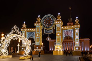 Vdnkh, Moskova, Rusya Federasyonu Merkez Bulvarı 'nda Yeni Yıl ve Noel hafif heykelleri, 13 Aralık 2019
