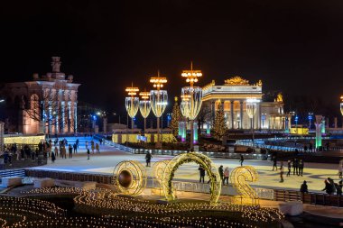 Vdnkh buz pateni pisti ve 13 Aralık 2019 'da Moskova, Vdnkh Halk Dostluk Meydanı' nda yeni yıl ve Noel süslemeleri.