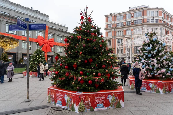 Ulyana Sergeenko 标签Ulyana Sergeenko 于2019年12月14日在俄罗斯联邦莫斯科Kuznetskiy Most大街的童年圣诞树 — 图库照片