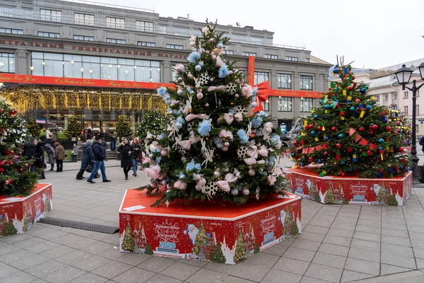 安妮特 霍夫曼 Annette Hoffmann 于2019年12月14日在俄罗斯联邦莫斯科Kuznetskiy Most街上创作的童年圣诞树 — 图库照片