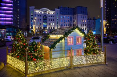 Novy Arbat caddesinde Yeni Yıl ve Noel süslemeleri, Moskova, Rusya Federasyonu, 14 Aralık 2019