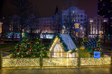 Novy Arbat caddesinde Yeni Yıl ve Noel süslemeleri, Moskova, Rusya Federasyonu, 14 Aralık 2019