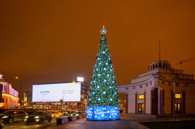 Arbat Meydanı 'ndaki Noel ağacı ve Filevskaya hattındaki Arbatskaya metro istasyonunun lobisi, Moskova, Rusya Federasyonu, 14 Aralık 2019