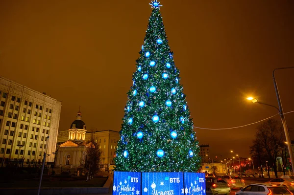 2019年12月14日 俄罗斯联邦莫斯科Arbat广场上的圣诞树和圣鲍里斯教堂 — 图库照片